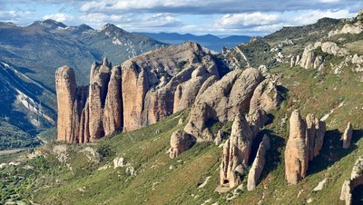 La vue sur les Mallos de Riglos depuis le Mirador de dos Buitres La vue sur les Mallos de Riglos depuis le Mirador de dos Buitres
