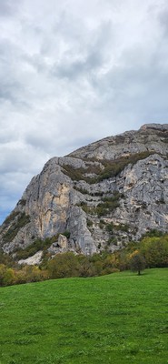 Le cirque des Etiolets, bordé en rive droite par son arête éponyme Le cirque des Etiolets, bordé en rive droite par son arête éponyme