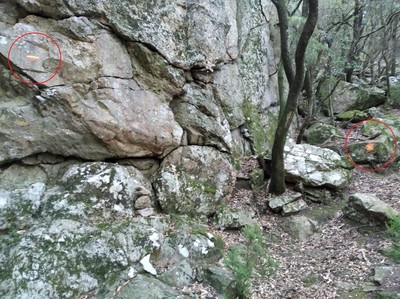 Le point de repère à ne pas manquer pour quitter le sentier des gardes et prendre la trace qui monte à la voie Le point de repère à ne pas manquer pour quitter le sentier des gardes et prendre la trace qui monte à la voie