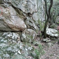 Le point de repère à ne pas manquer pour quitter le sentier des gardes et prendre la trace qui monte à la voie