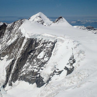 Hinter Fiescherhorn (à gauche) et Gross Fiescherhorn (à droite), avec le Mönch en arrière plan