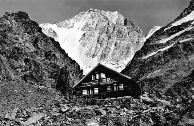 Bietschhorn et cabane du Bietschhorn par Gyger