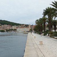 Marjan to the left above Varoš and its "vieux port" Matejuška