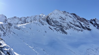 La Grande Arolla et la Piccola Arolla derrière presque à la même altitude, versant vallon de Bardoney