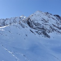 La Grande Arolla et la Piccola Arolla derrière presque à la même altitude, versant vallon de Bardoney