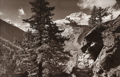 Kapellenweg en montant à Saas-Fee par Gyger