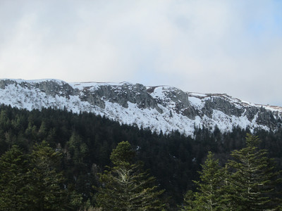 Vue sur le vresant nord de la Montagne de Bozat et ses couloirs Vue sur le vresant nord de la Montagne de Bozat et ses couloirs