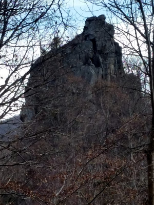 Le bastion de courgoul, vu depuis l'autre rive, en hiver Le bastion de courgoul, vu depuis l'autre rive, en hiver