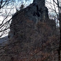 Le bastion de courgoul, vu depuis l'autre rive, en hiver