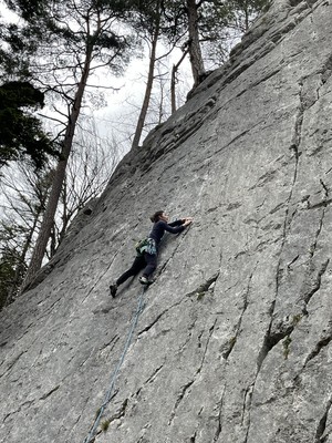 Une grimpeuse dans "L'Amanite"