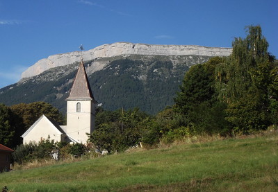 Eglise de Pelleautier et montagne de Céüse par Etienne Baudon
