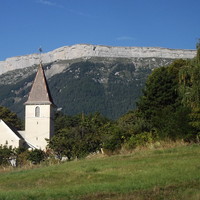 Eglise de Pelleautier et montagne de Céüse par Etienne Baudon