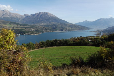 Lac de Serre Ponçon vers l'amont par Etienne Baudon Lac de Serre Ponçon vers l'amont par Etienne Baudon