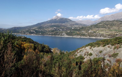 Lac de Serre Ponçon et Aiguille de Chabrière par Etienne Baudon Lac de Serre Ponçon et Aiguille de Chabrière par Etienne Baudon