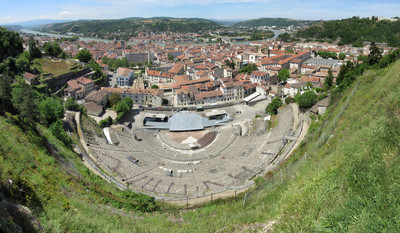 Le Rhône à Vienne, au fond le Pilat, par Etienne Baudon