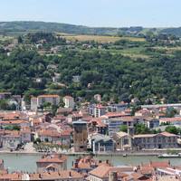 Le Rhône à Vienne, au fond le Pilat, par Etienne Baudon