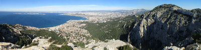Marseille vue de Marseilleveyre par Etienne Baudon; au fond, la chaine de l'étoile. Marseille vue de Marseilleveyre par Etienne Baudon; au fond, la chaine de l'étoile.