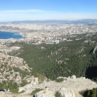 Marseille vue de Marseilleveyre par Etienne Baudon; au fond, la chaine de l'étoile.