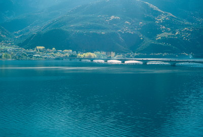 Lac de Serre Ponçon, pont de Savines, par omα Lac de Serre Ponçon, pont de Savines, par omα