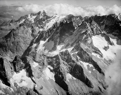 La Grande Ruine et le chainon des Cavales par Werner Friedli La Grande Ruine et le chainon des Cavales par Werner Friedli