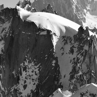 Cordée sur le Rognon du Plan, sur fond de versant Charpoua de l'Aiguille Verte (23 mai 2009).