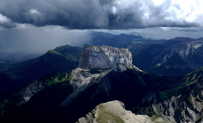 mont aiguille menace par l'orage mont aiguille menace par l'orage