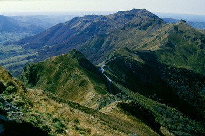 Vue du sommet du Puy Mary, la Chapeloune, Puy Chavaroche, par Ziegler
