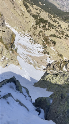 Mi-chemin du couloir vu du bas 