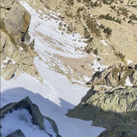 Mi-chemin du couloir vu du bas 