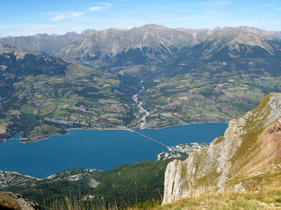 Vue du Morgon sur la vallée de Réallon et le lac de Serre-Ponçon Vue du Morgon sur la vallée de Réallon et le lac de Serre-Ponçon