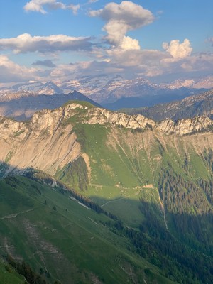 Itinéraire évident à droite du goulet puis N des rochers pour sortir 