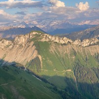 Itinéraire évident à droite du goulet puis N des rochers pour sortir 