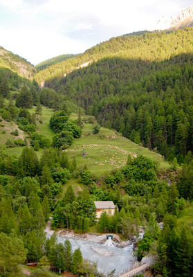 Serennes, mini centrale hydroélectrique qui rejette l'eau du Torrent de Fouillouse dans l'Ubaye Serennes, mini centrale hydroélectrique qui rejette l'eau du Torrent de Fouillouse dans l'Ubaye