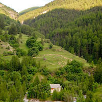 Serennes, mini centrale hydroélectrique qui rejette l'eau du Torrent de Fouillouse dans l'Ubaye