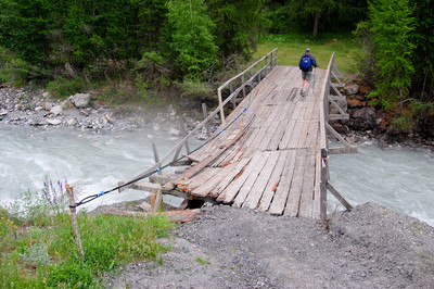 Pont de Petite Serenne sur l'Ubaye, secoué par une crue (2009)