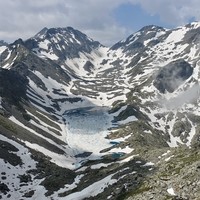 Vue sur le lac de la Pierre Rouge, le mont Colmet et le col Colmet au fond, 