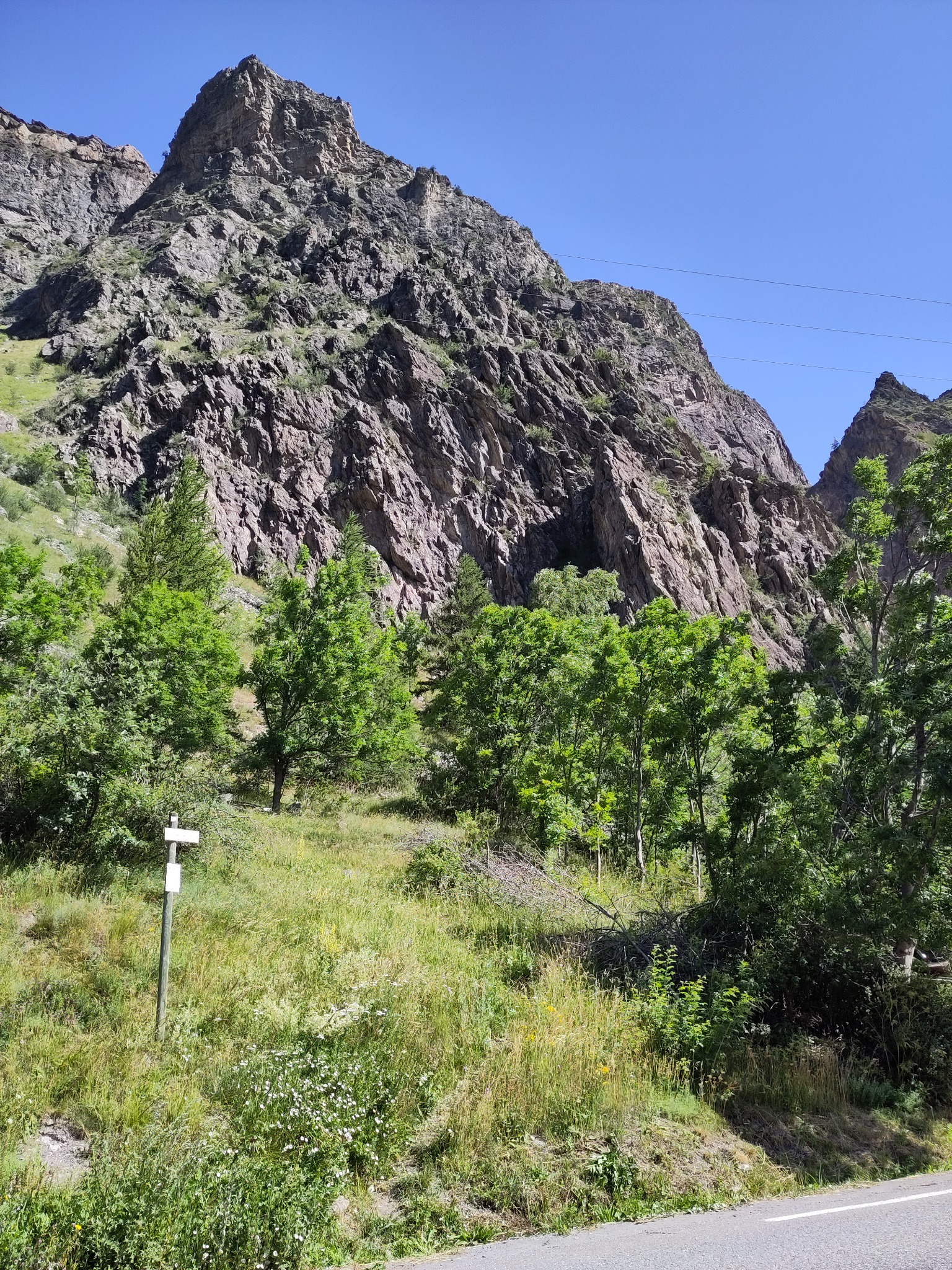 Falaise de gauche du site d'escalade des Fréaux
