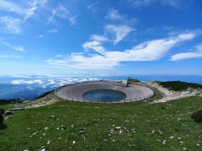 Umetno jezero na vrhu Zvoha Umetno jezero na vrhu Zvoha