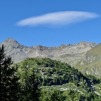 Tête des Goilles au premier plan marquant l'entrée du vallon de Bardonney