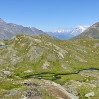 Depuis le vallon des Eaux Rousses Grivol et Mont Blanc et dans sa cuvette le lac Noir (Urtier)