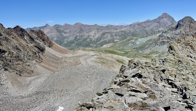 Depuis le col le vallon des Eaux Rousses versant N Depuis le col le vallon des Eaux Rousses versant N