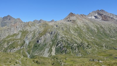 Regard en arrière sur le passage entre le vallon des Eaux Rousses et celui de Bardoney Regard en arrière sur le passage entre le vallon des Eaux Rousses et celui de Bardoney