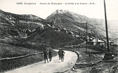 La Grave, la Grand' Route de Grenoble à Briançon et le Pic des 3 Evéchés (CPA)