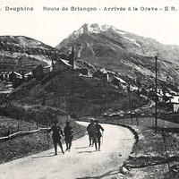 La Grave, la Grand' Route de Grenoble à Briançon et le Pic des 3 Evéchés (CPA)