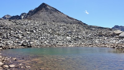 Lac de pointe Rousse et la pointe des Eaux Rousses