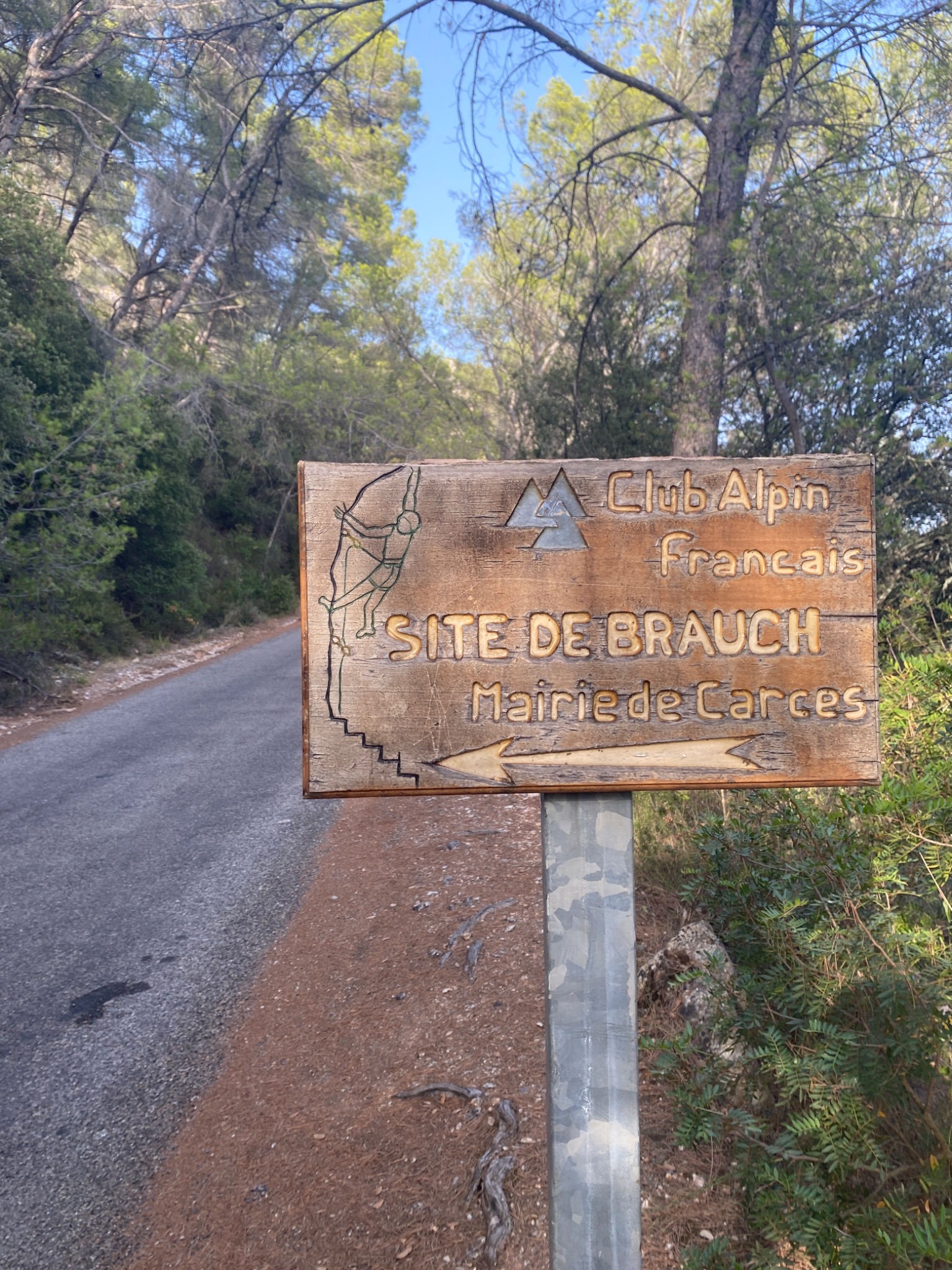 Panneau au bord de la route