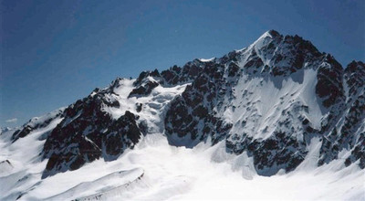 couloir nord est de la pyramide à l'extrème droite de la photo