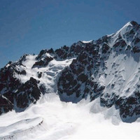 couloir nord est de la pyramide à l'extrème droite de la photo