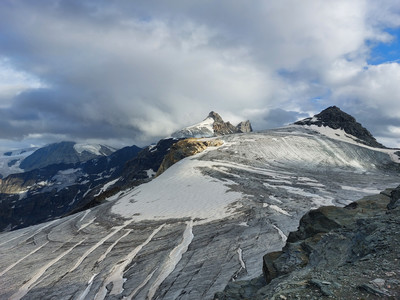 Du bivouac: Pointe des Chamois à d, la Sâle au centre