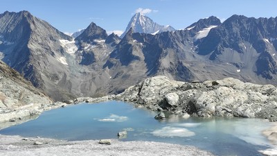 De retour vers les Vignettes - la Dent Blanche sous son plus beau profil De retour vers les Vignettes - la Dent Blanche sous son plus beau profil